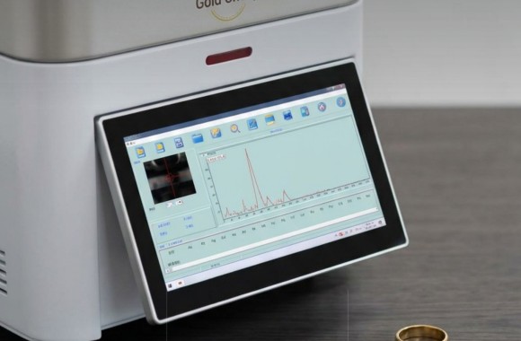 XRF 분석기 화면에 성분 분석 결과가 그래프로 표시된 모습